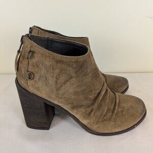 Designer Boutique 9 Heeled Tan Ruched Sueded Ankle Boot Booties 8.5 New!